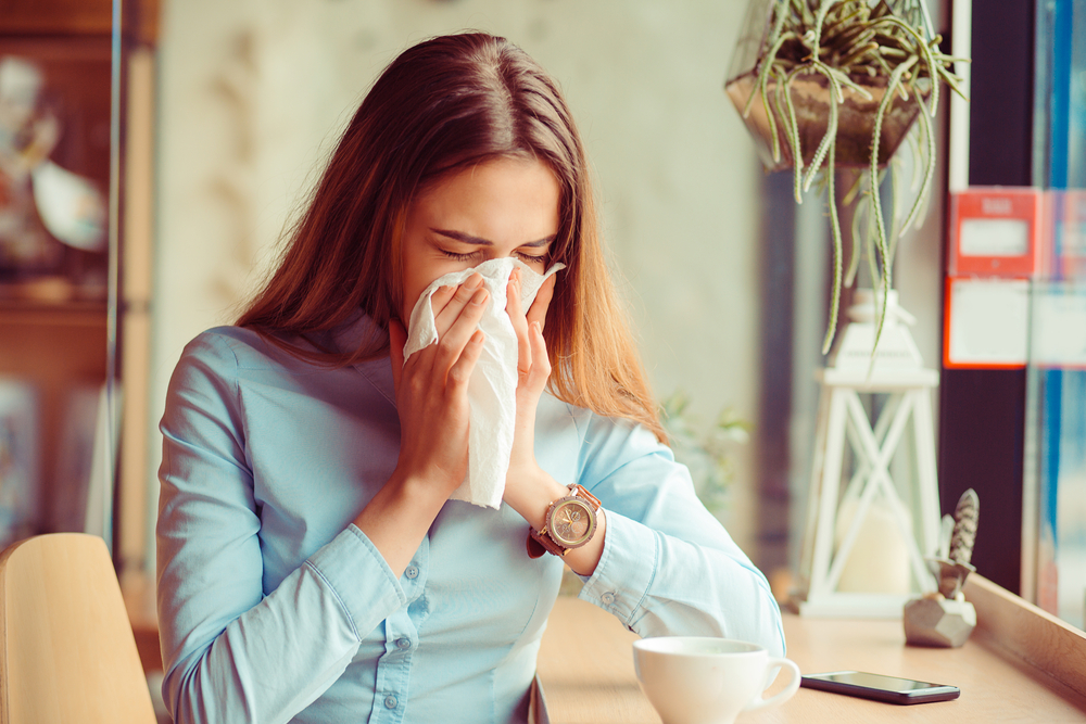 Vad är skillnaden mellan en förkylning på grund av allergier och en förkylning på grund av influensa?