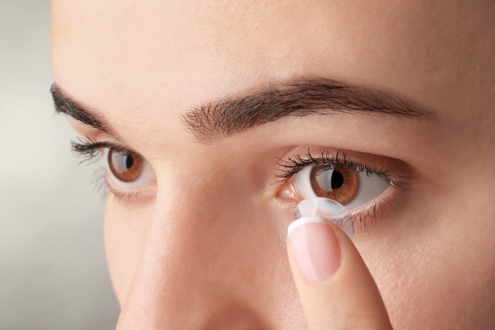 눈을 건강하게 유지하기 위해 더운 날씨에 콘택트 렌즈를 착용하는 4가지 중요한 규칙