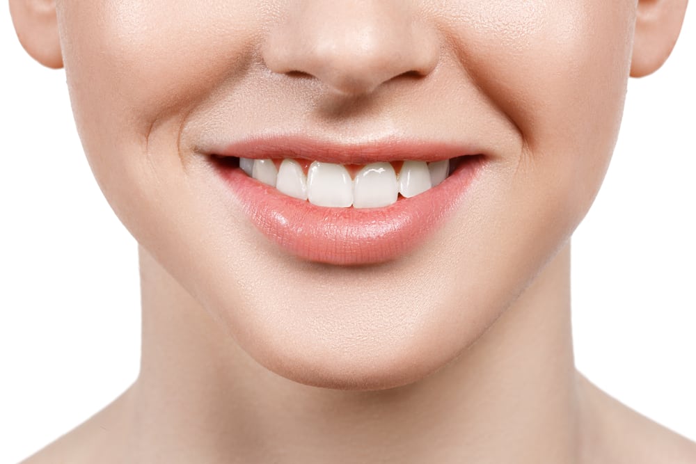 9 obiceiuri proaste pe care, fără să știi, poți face dinții atât de dezordonați