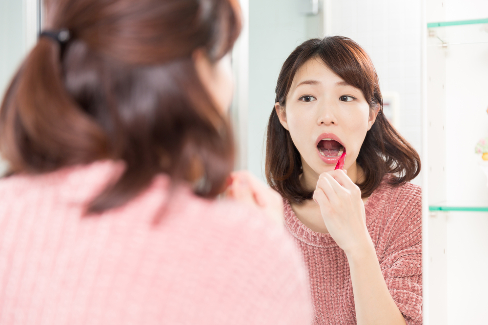 כבר חרוץ בצחצוח שיניים, אבל עדיין ריח רע מהפה? 5 הדברים האלה עשויים להיות הסיבה