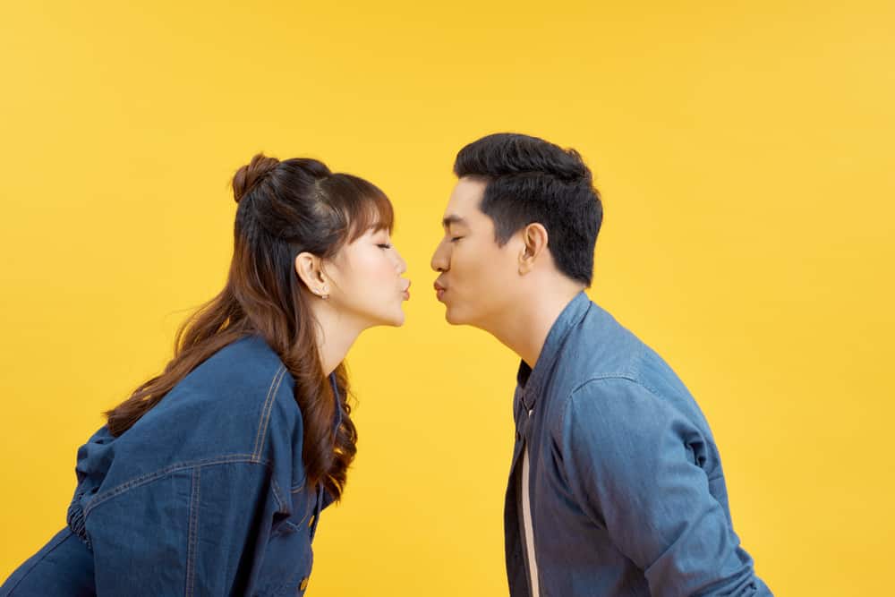 Se poate răspândi afte printr-un sărut?
