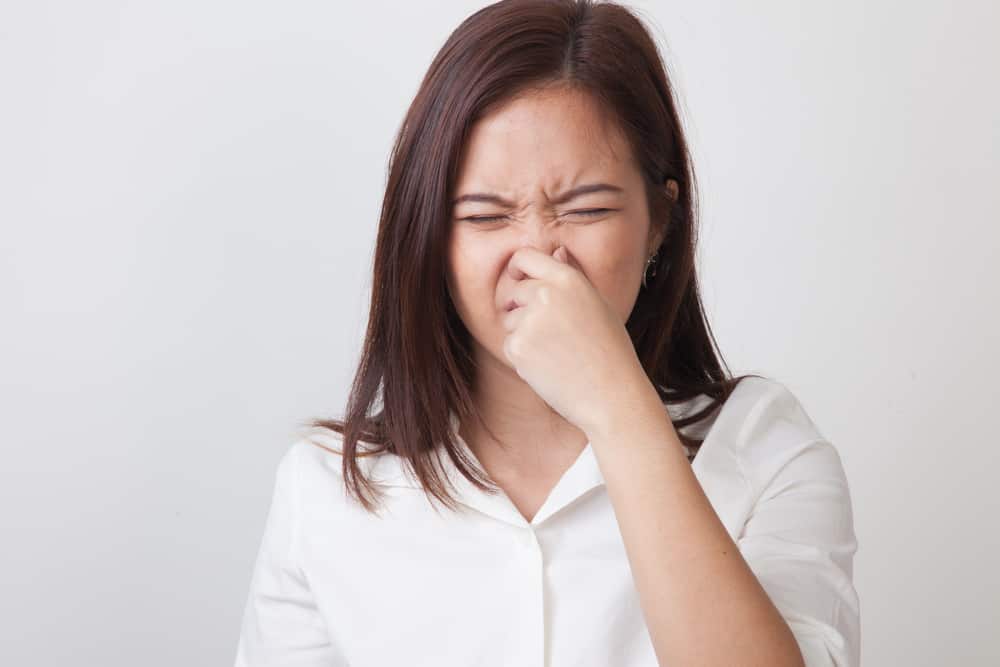 În timpul unei urgențe, aceste 7 trucuri pot ajuta la depășirea respirației urat mirositoare fără a vă spăla pe dinți