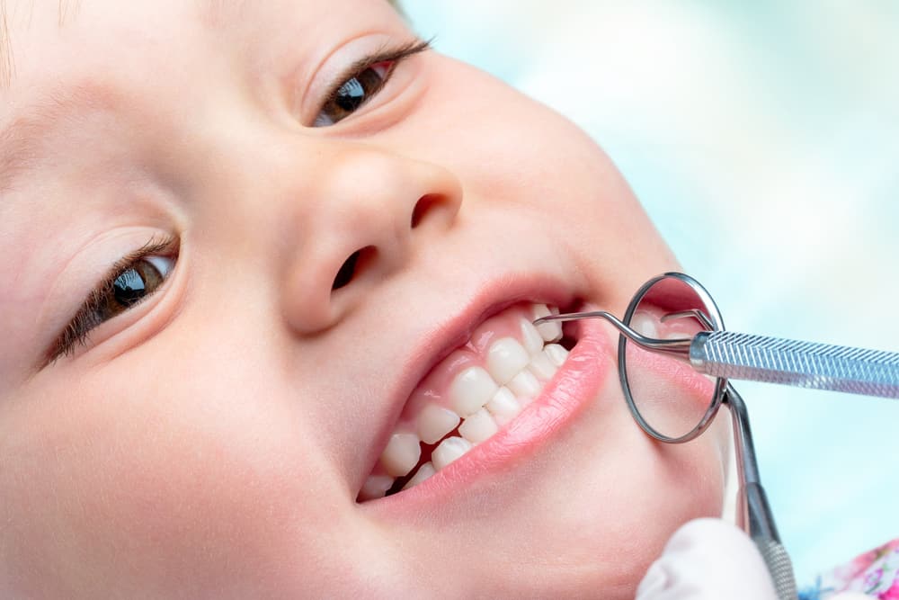 À quel âge les enfants peuvent-ils commencer à nettoyer le tartre (entartrage) chez le dentiste ?