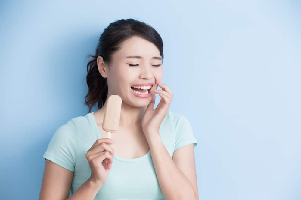 האם זה נכון שיש לך שיניים רגישות וכואבות אומר שאתה לא יכול לאכול ממתקים בכלל?