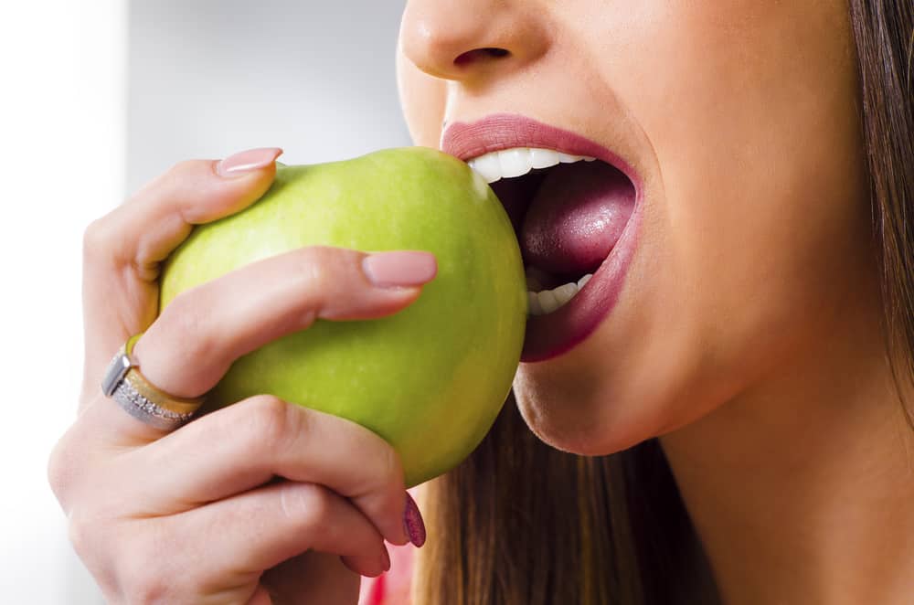 חשיבותו של מזון מזין לבריאות השיניים והפה