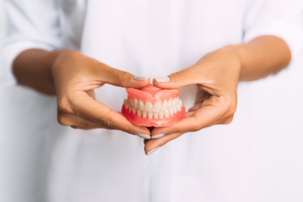Conseils pour l'entretien des prothèses dentaires amovibles et permanentes