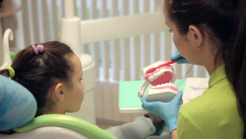 Kada biste trebali prvi put odvesti dijete zubaru?