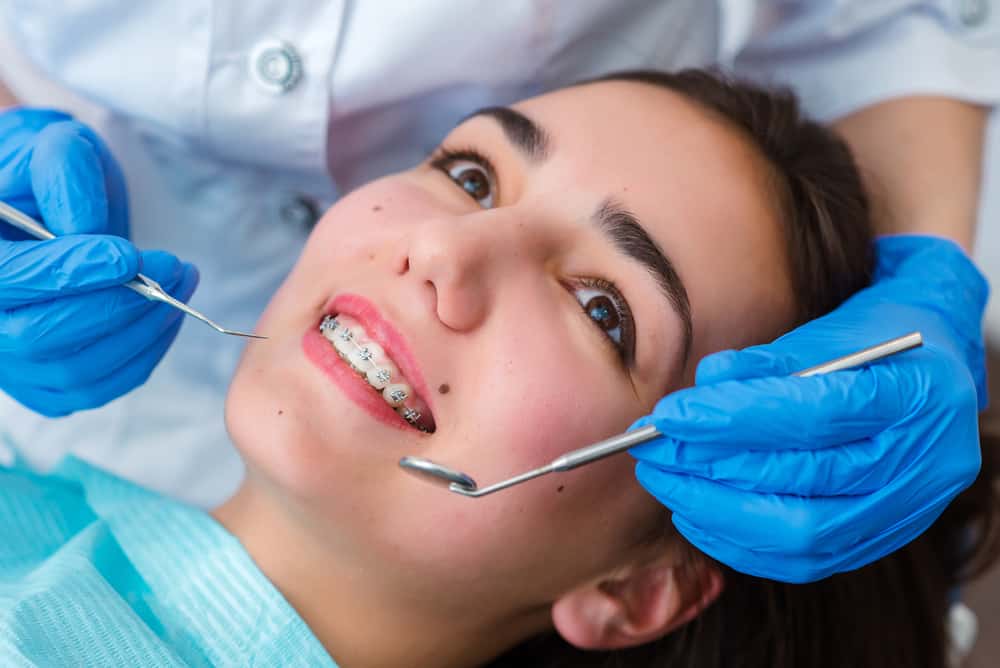 Les résultats seront-ils efficaces si vous mettez des broches (appareils orthodontiques) lorsque vous êtes adulte ?