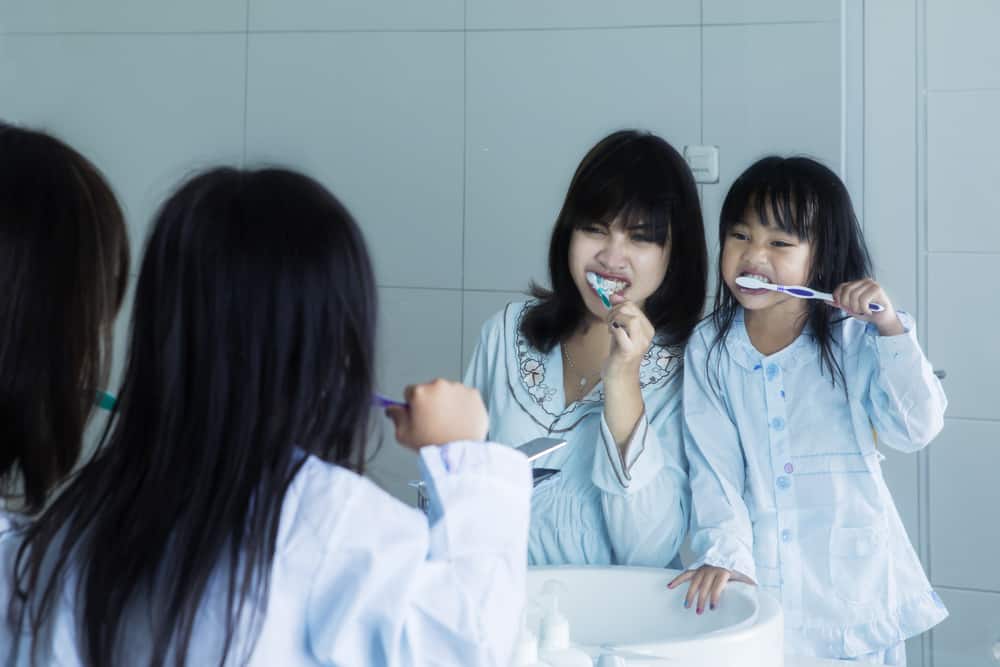 어린이에게 치아 및 구강 건강을 유지하도록 가르치는 5가지 팁