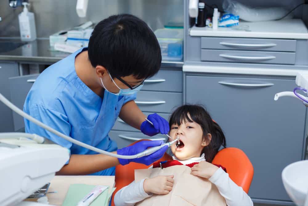3 conditions qui font que les dents de lait doivent être extraites chez le dentiste