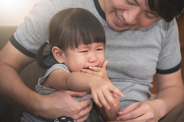 4 Consecințe dacă copiilor nu li se permite să plângă în copilărie