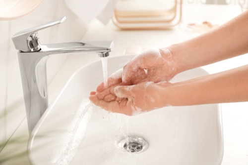 Warum sollten Sie sich nach dem Verlassen der Toilette die Hände waschen?