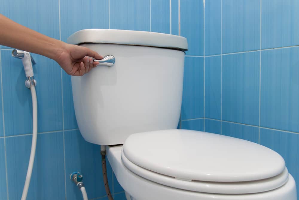 COVID-19 poate fi transmis prin toaletele publice, iată cum să-l evitați