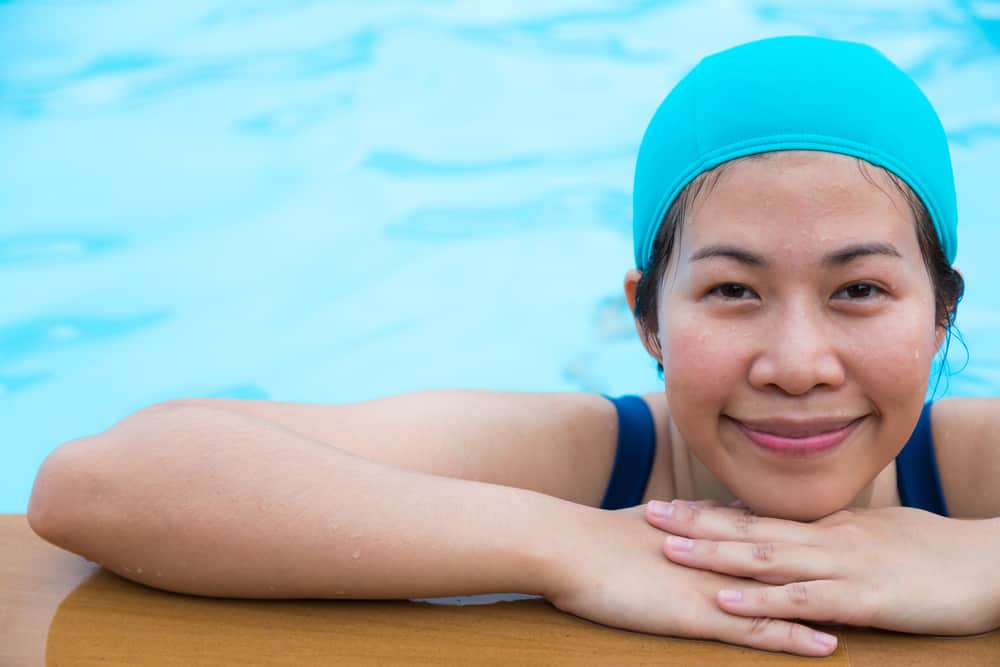 4가지 효과적인 수영 동작으로 복부 근육 강화
