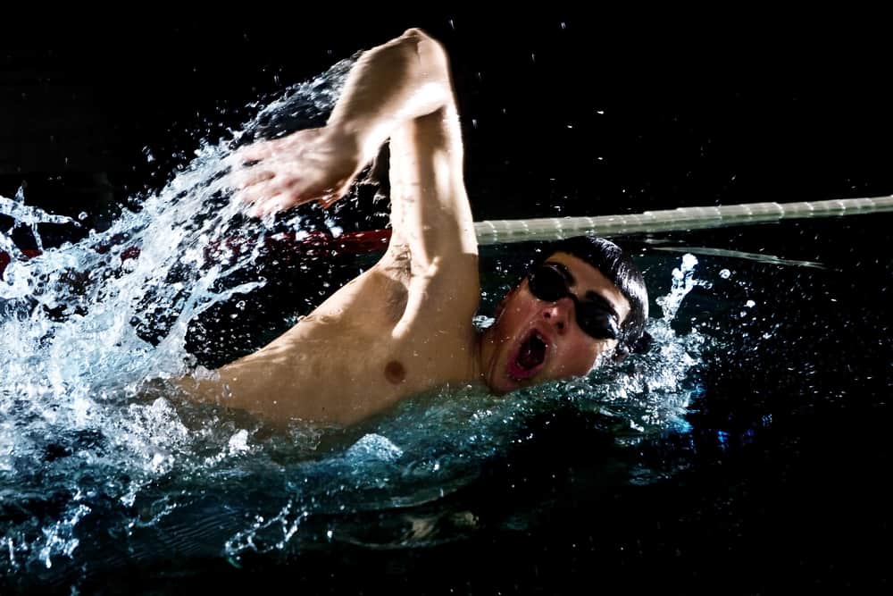 Care este impactul înotului pe timp de noapte asupra corpului?