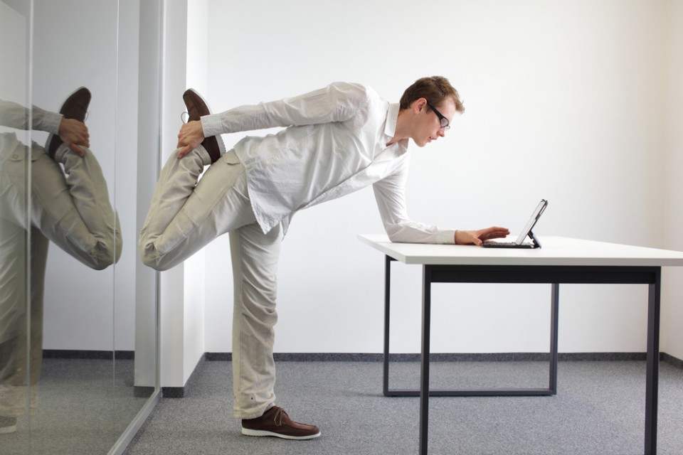 9 övningar du kan göra på kontoret för att övervinna värk
