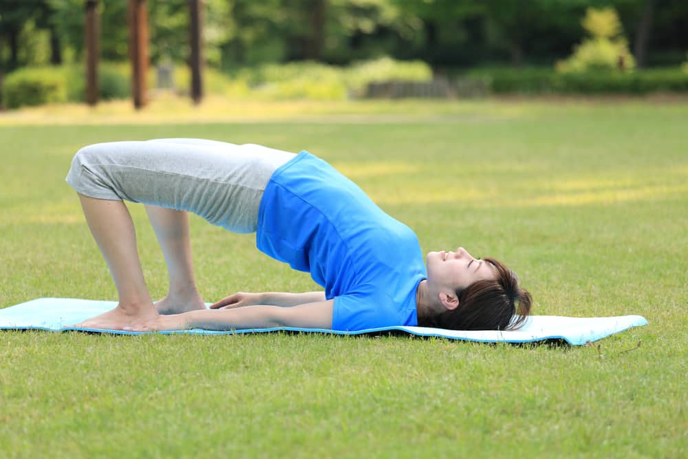 Avantages de faire régulièrement la pose de pont de yoga sur le physique et le mental