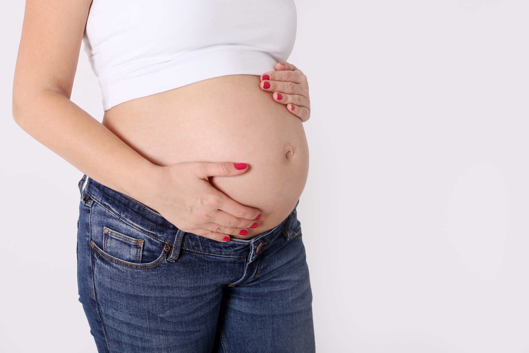 Porter des jeans pendant la grossesse : style ou danger ?