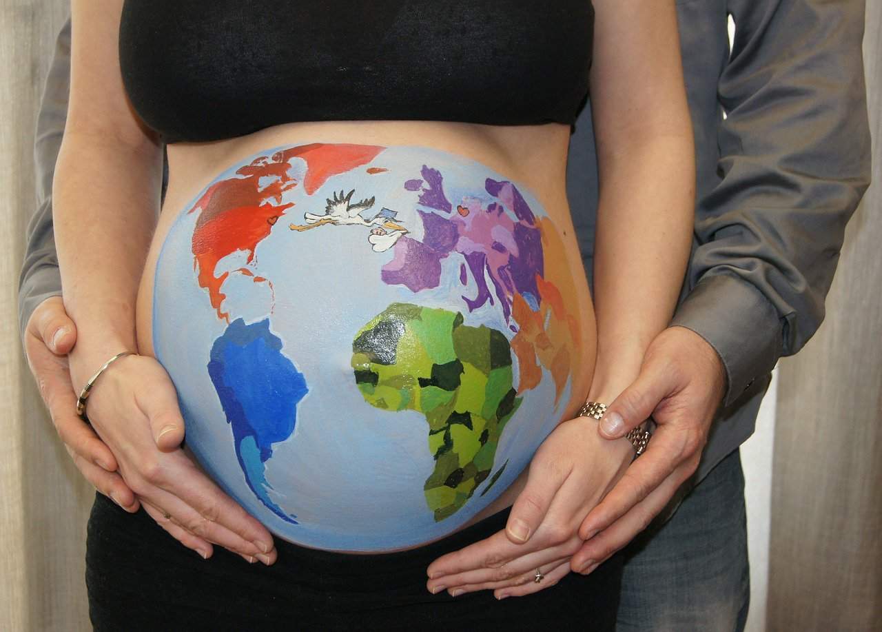 Diversos tipos de tradiciones únicas de mujeres embarazadas en el extranjero