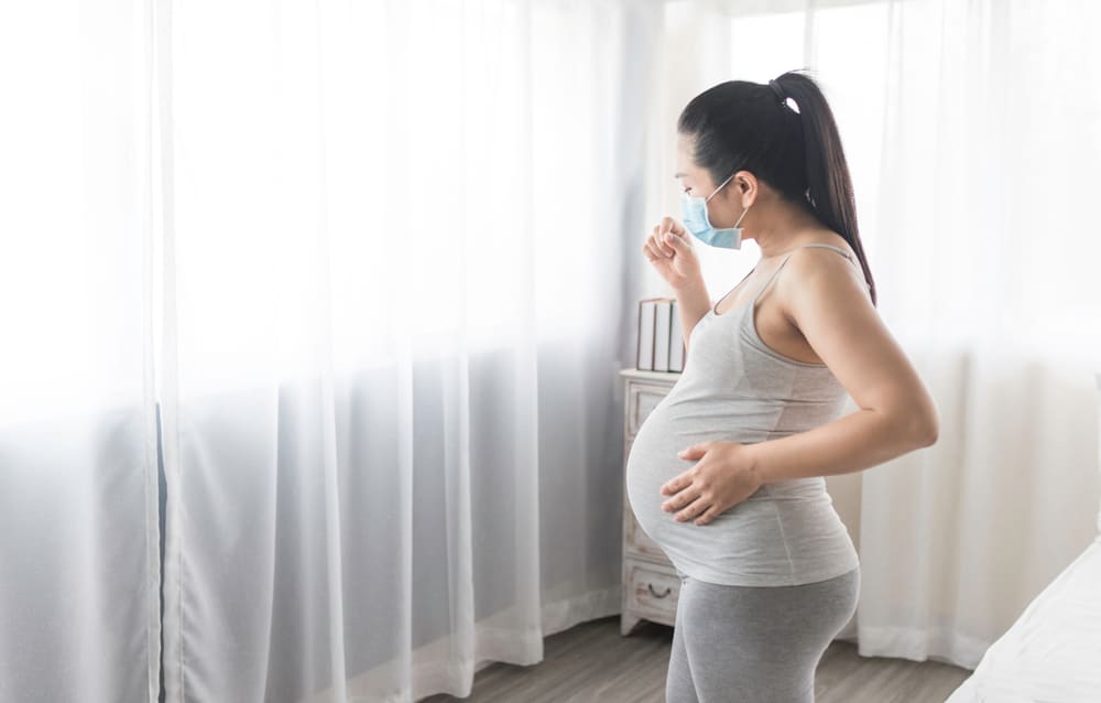 ¿Cuál es el efecto de la tuberculosis en mujeres embarazadas y fetos?