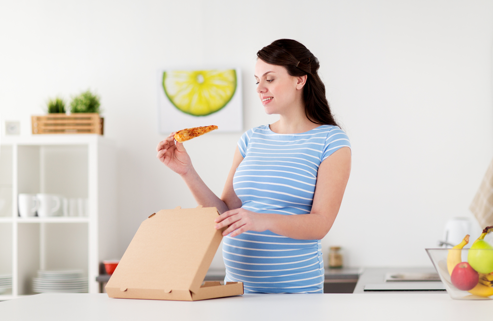¿Pueden las mujeres embarazadas comer alimentos grasos?