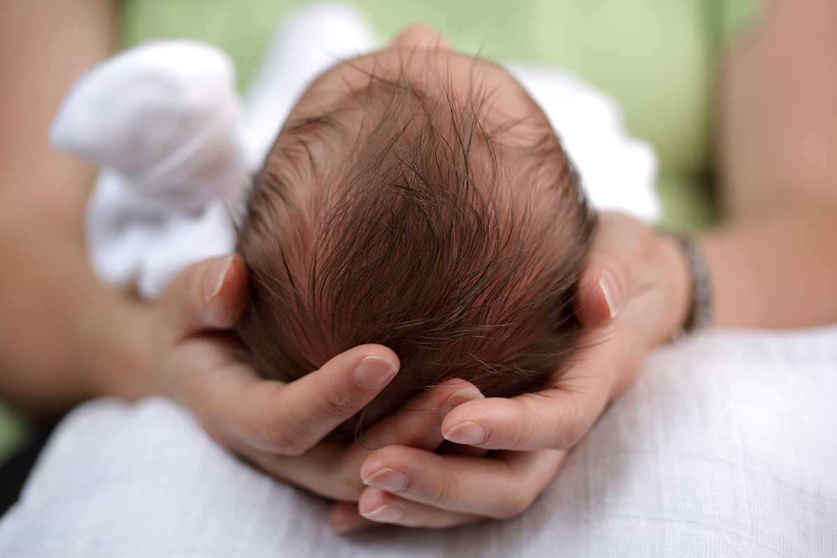 ¿Cuándo comienza a crecer el pelo del bebé en el útero?