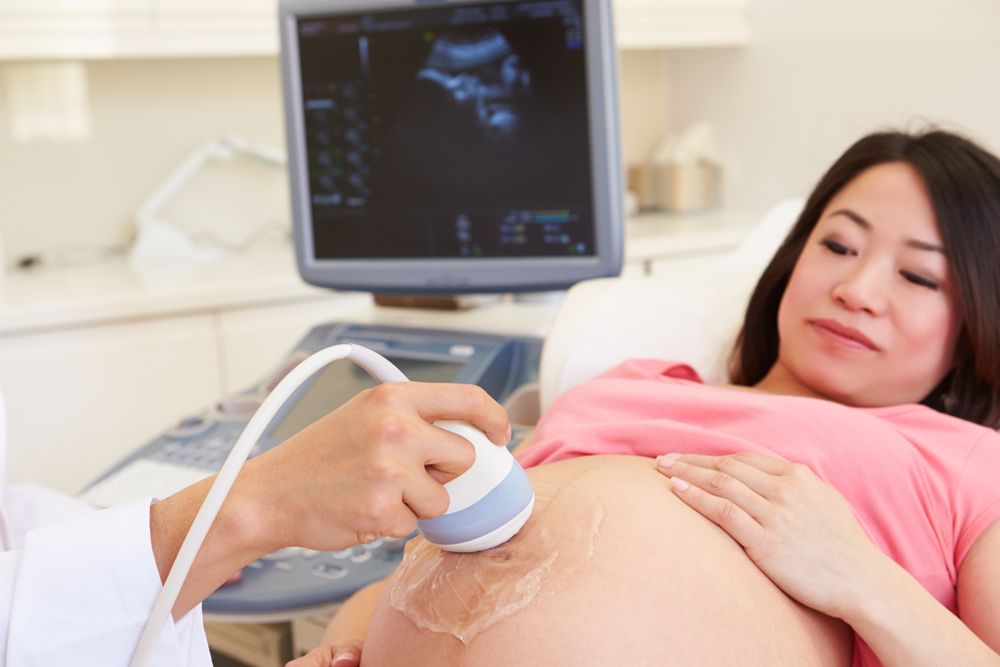 ¿Cómo se realiza el procedimiento de ultrasonido durante el embarazo?