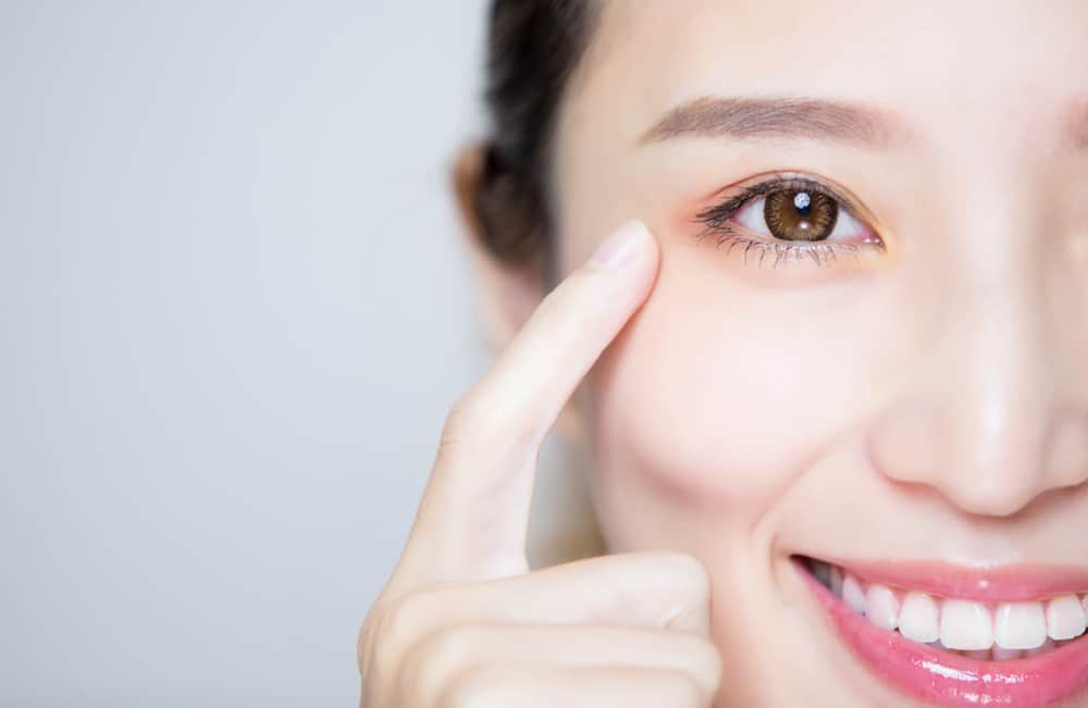7 moduri de a avea grijă de pielea din jurul ochilor pentru a evita îmbătrânirea prematură