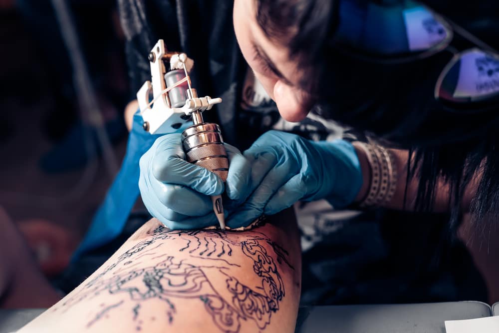 Mielőtt tetoválást készítene, először azonosítsa a testre és az egészségre gyakorolt ​​​​különböző hatásokat