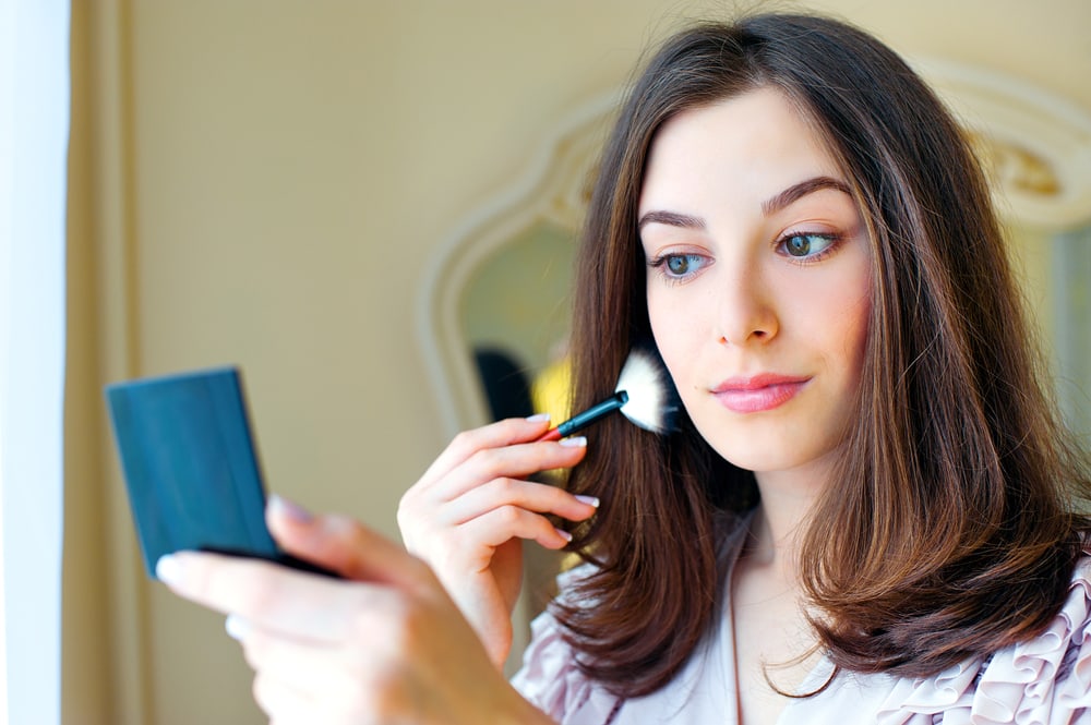 Stimmt es, dass das häufige Tragen von Make-up zu einem Ausbruch führen kann?