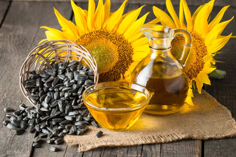 Nenumăratele beneficii ale uleiului de semințe de floarea soarelui pentru sănătatea pielii
