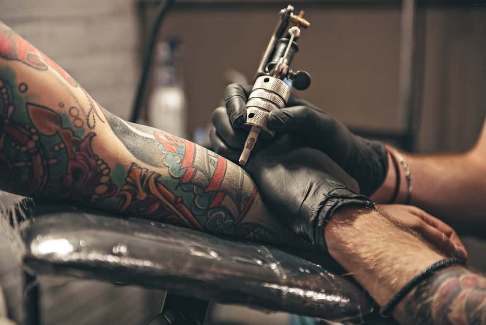 Tusz do tatuażu może dostać się do węzłów chłonnych. Czy to niebezpieczeństwo?