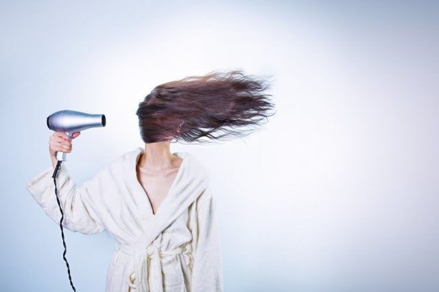 7 erreurs que vous faites souvent lorsque vous utilisez un sèche-cheveux