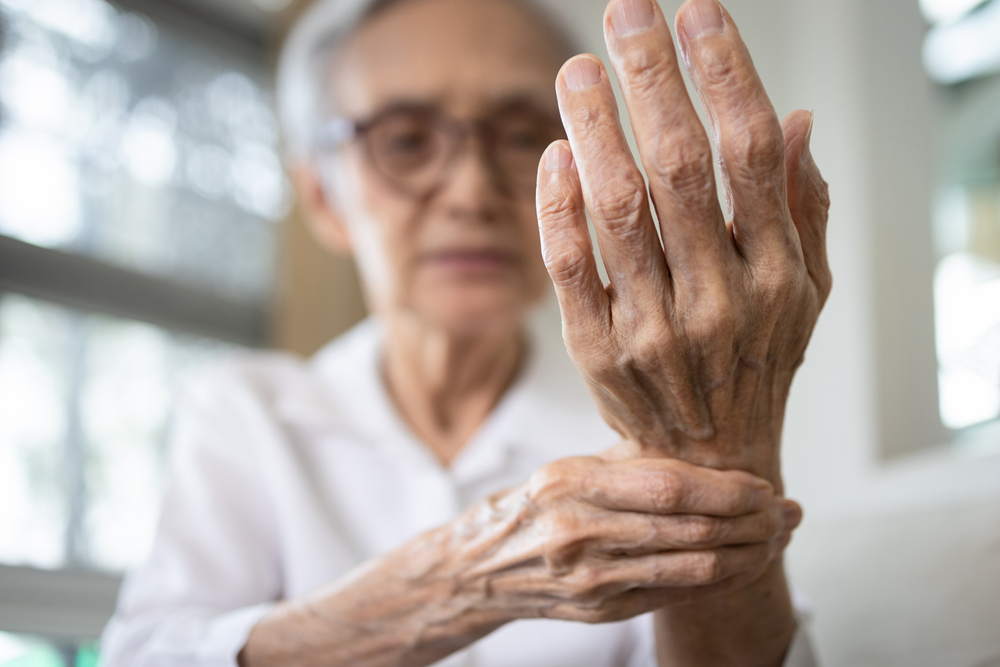 Att känna igen symptomen på reumatism hos äldre och det rätta sättet att övervinna det