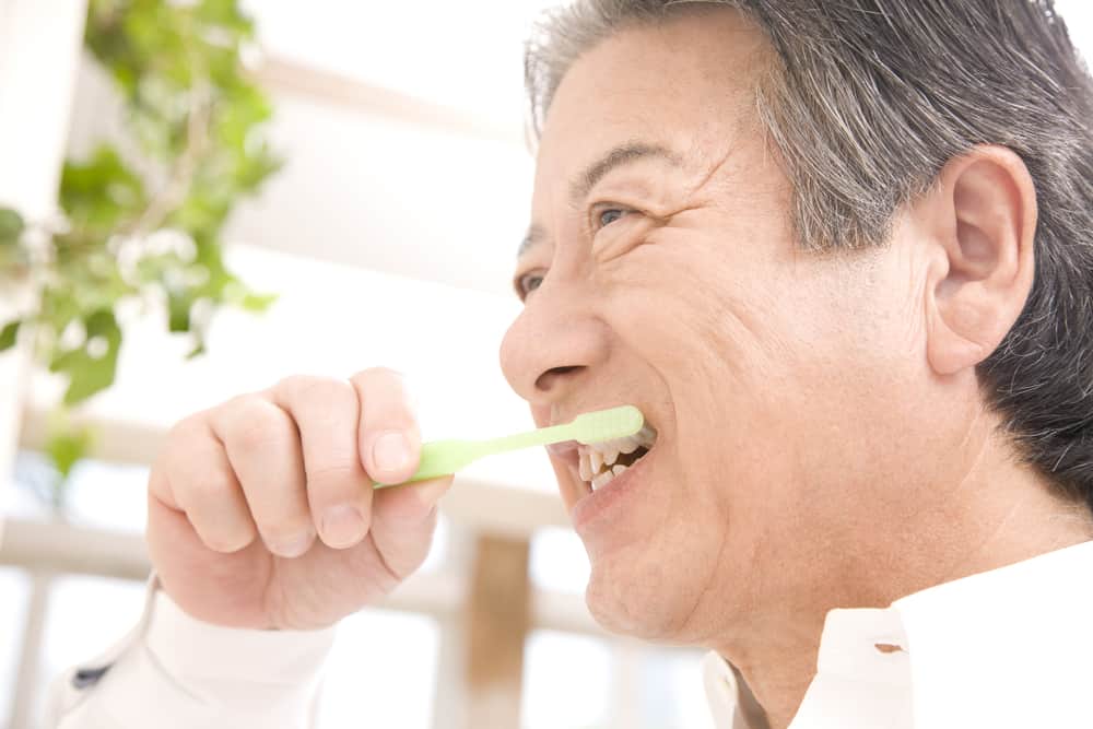 6 rutinmässiga steg för att ta hand om äldres mun- och tandhälsa