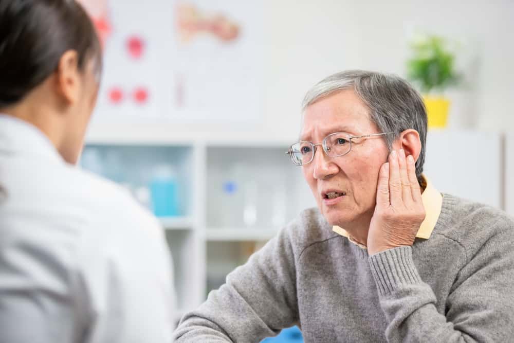 Orsaker till hörselnedsättning hos äldre och 4 förebyggande steg