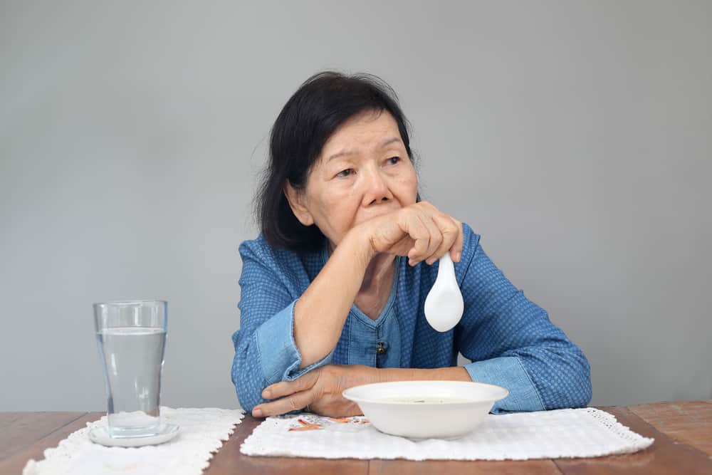 Verschiedene Ursachen für Schwierigkeiten beim Essen bei älteren Menschen und mögliche Gefahren