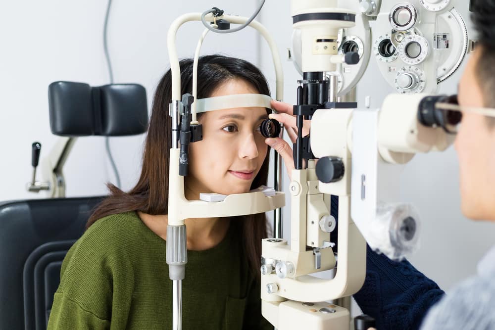 Les cataractes peuvent également attaquer les jeunes, vous savez ! Ce sont les 10 facteurs de risque
