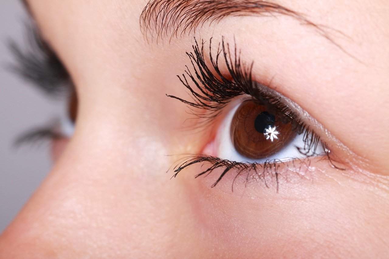 4 хитрощі, які допоможуть подолати сухість шкіри під очима