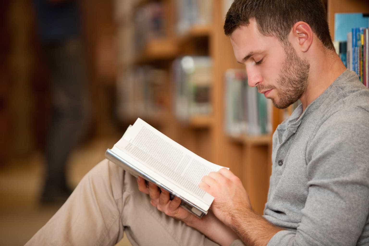 Oamenii cărora le place să citească cărți duc o viață mai fericită