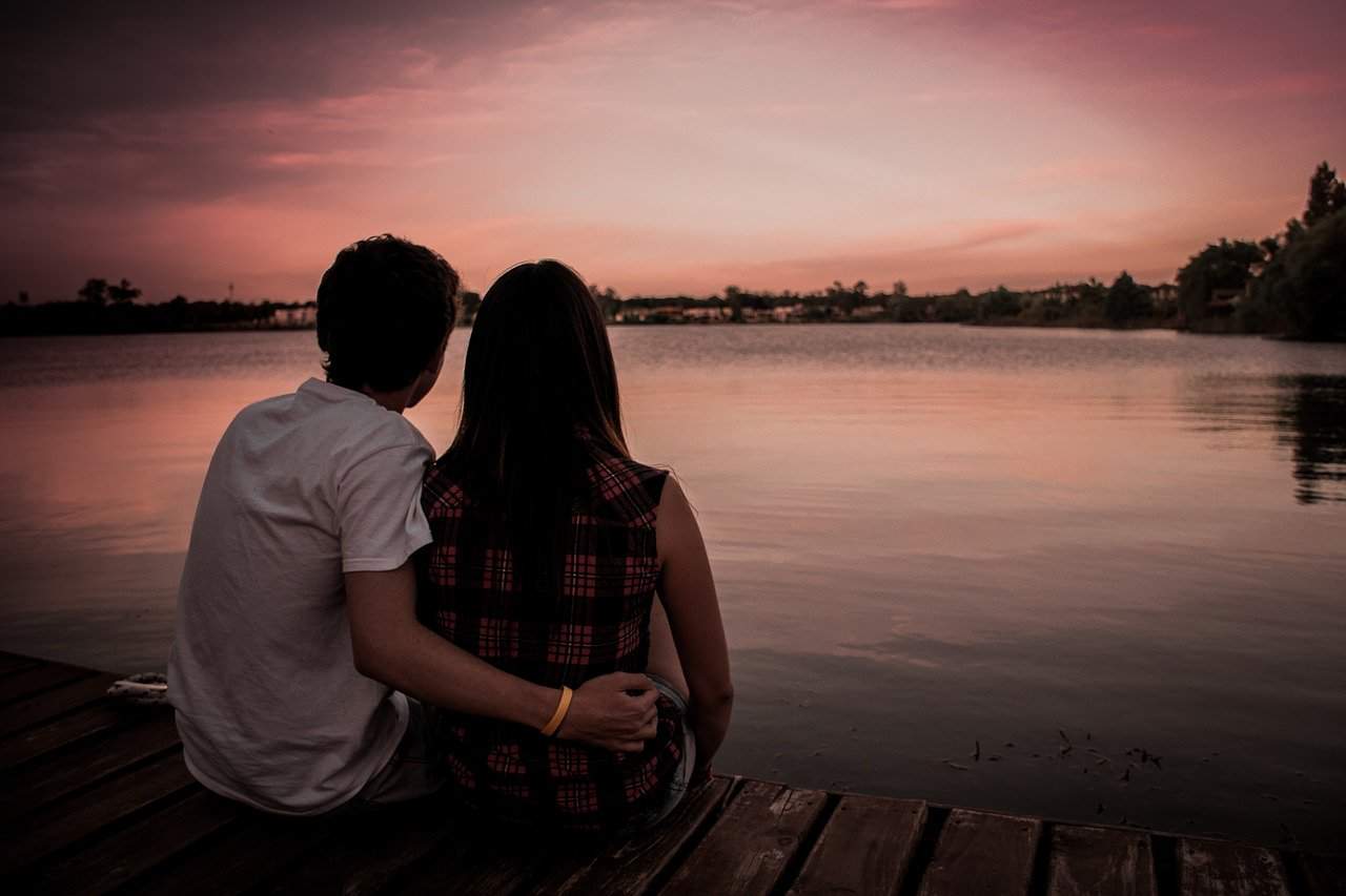 Wskazówki dotyczące nawiązania romantycznego związku z cichym partnerem