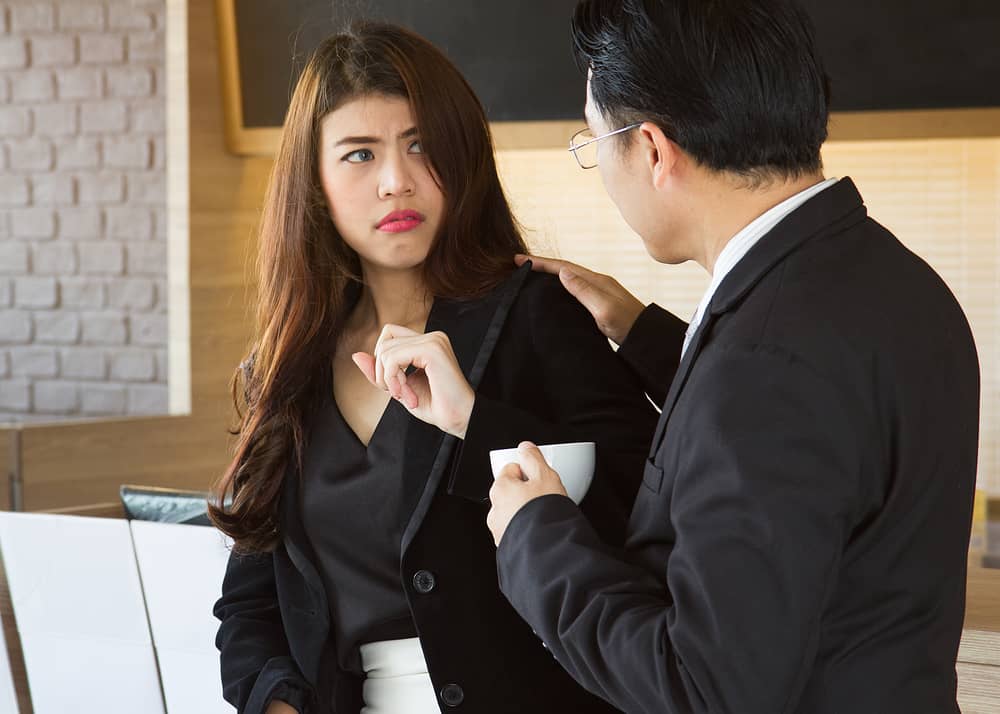 Een flirterige baas maakt je ongemakkelijk op kantoor? Hier zijn 5 tips om ermee om te gaan