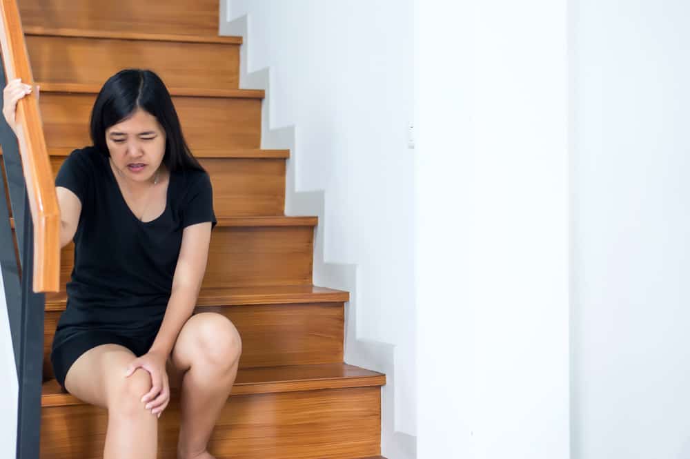 Vous avez souvent mal au genou en montant et en descendant les escaliers ? Voici 4 causes possibles