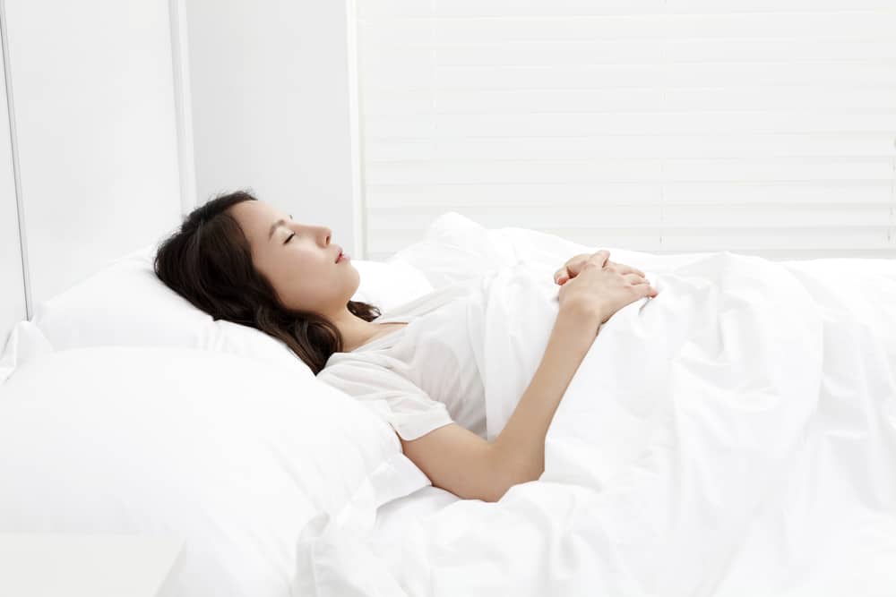 Cele mai bune poziții de dormit pentru durerile de spate (plus de evitat)