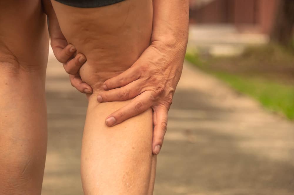 Douleur dans la région du genou? Voici les différentes causes et comment les surmonter