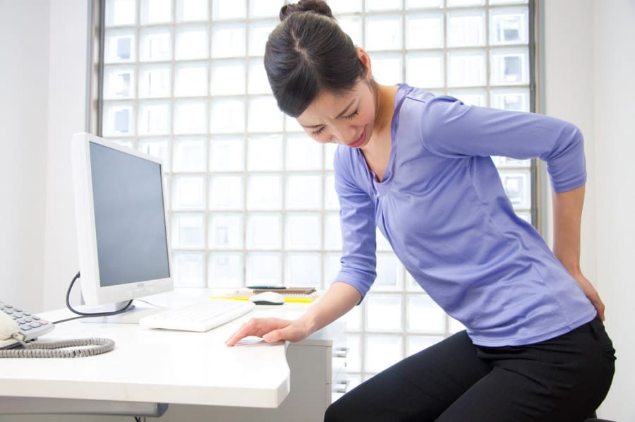 앉아있을 때 빈번한 허리 통증? 이를 완화하는 7가지 방법을 시도하십시오