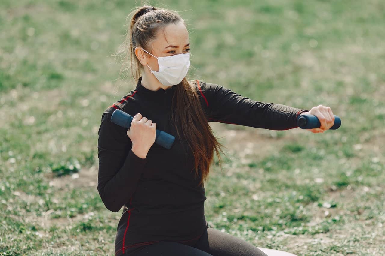 전문가들에 따르면 전염병 동안 마스크를 사용하는 스포츠