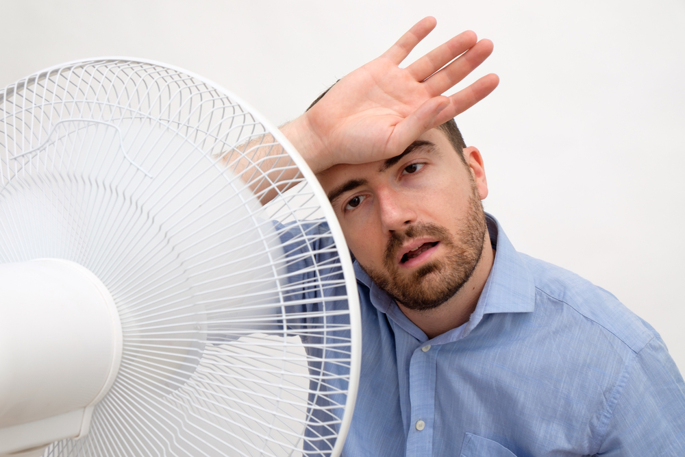 4 causes de bouffées de chaleur chez les hommes que vous devez savoir