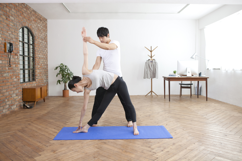 6 poses de yoga qui sont garanties pour rendre votre séance de sexe plus chaude