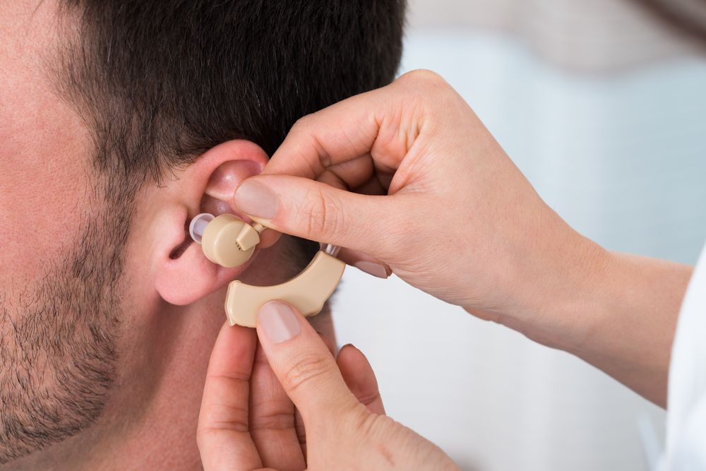N'hésitez pas à utiliser des appareils auditifs ! Ces 5 considérations peuvent vous rendre plus confiant